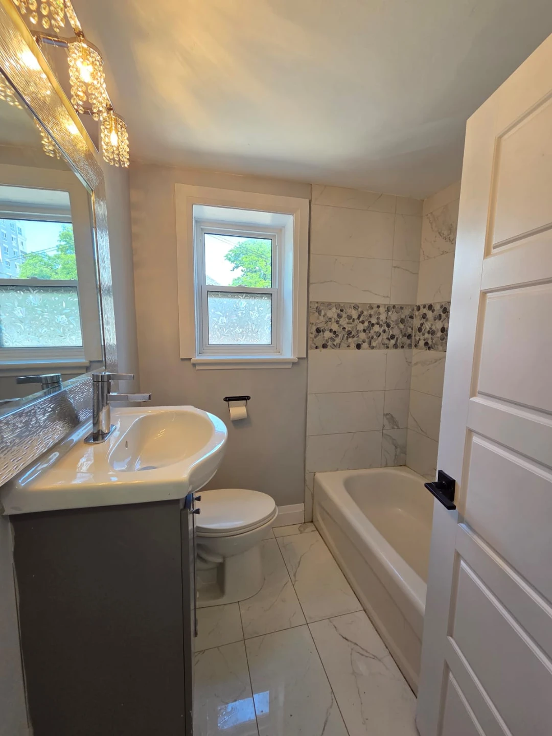Queenston/Red Hill Area 2 bed, 1 bath - photo 5