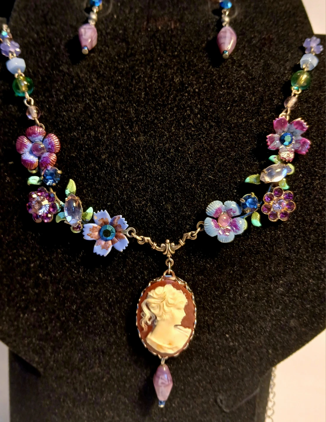Cameo Pendant Necklace and Earring Set