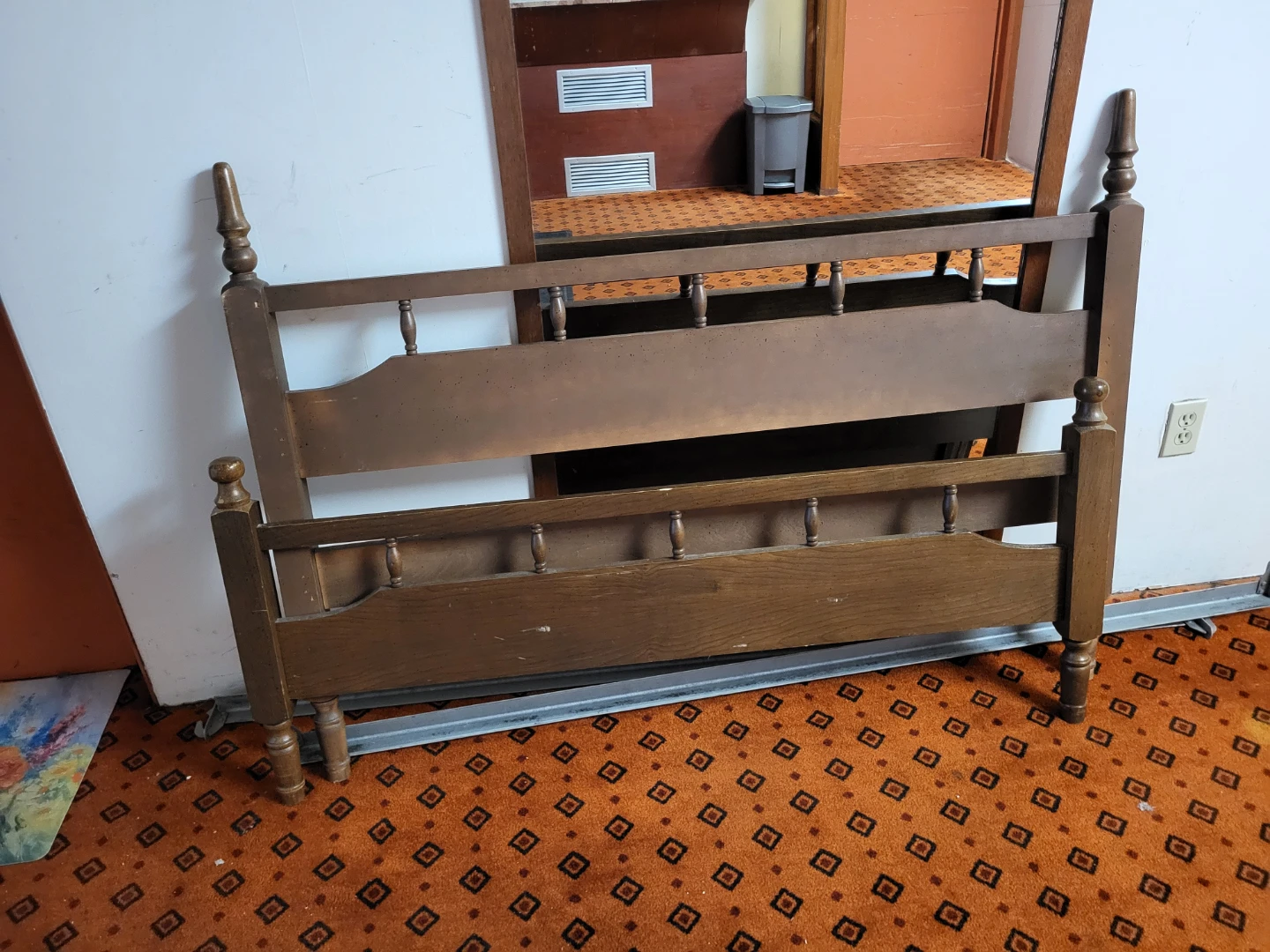 Wooden spindle headboard and footboard set