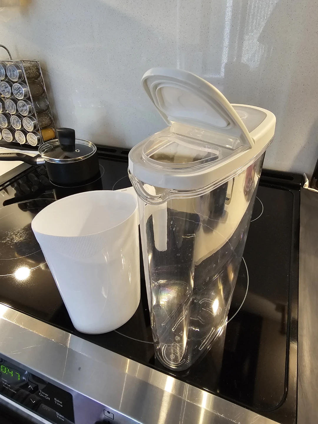 Pitcher, container, with 9 Silicone Stretch Lids new