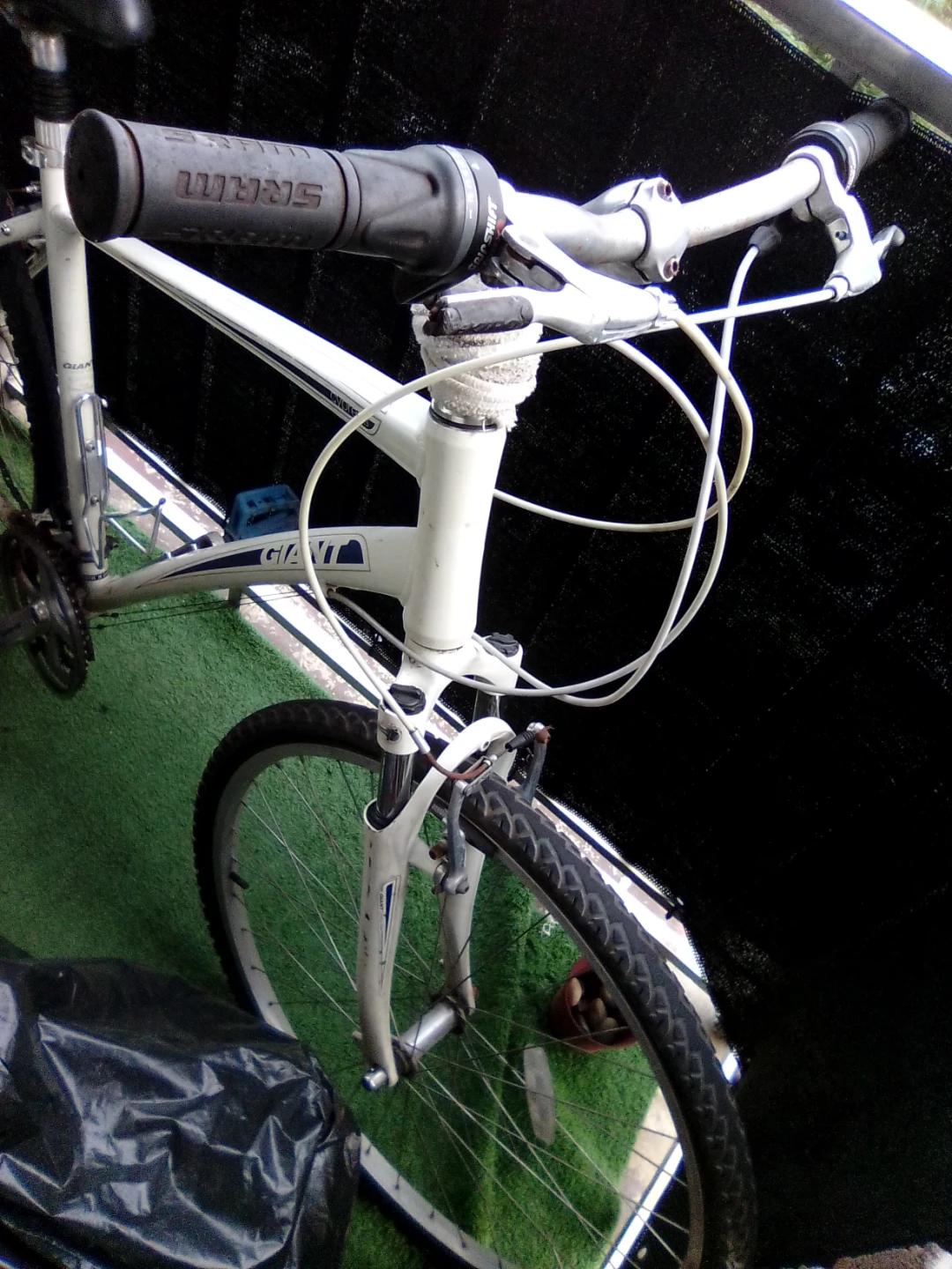 White Giant Hybrid Bike - photo 2