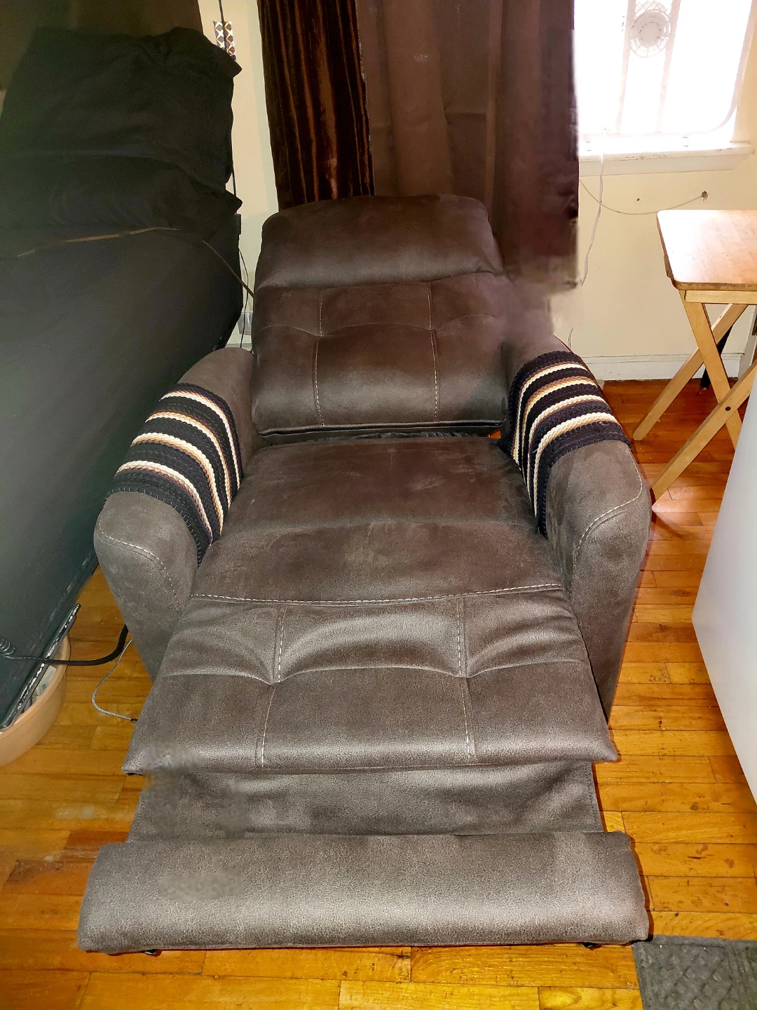 Raymour & Flanigan recliner,  remote control. - photo 3