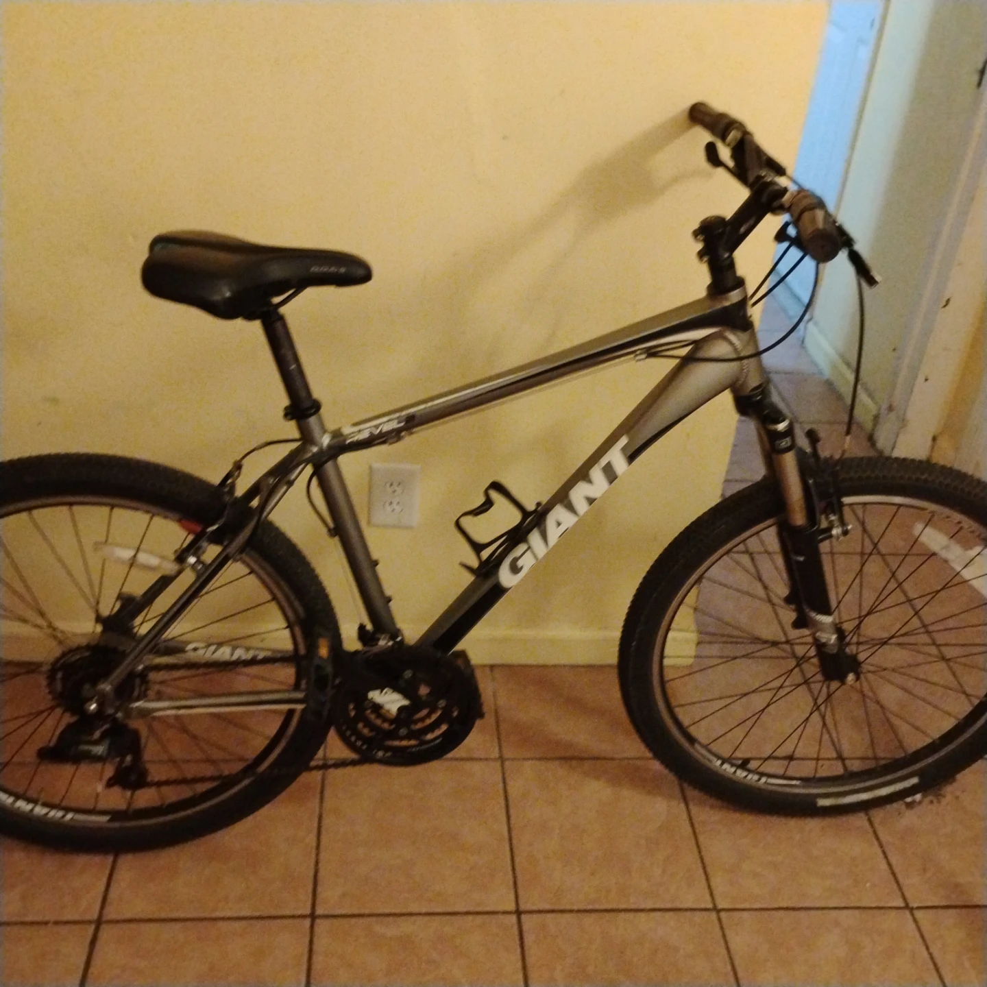 Giant Revel Mountain Bike - photo 2