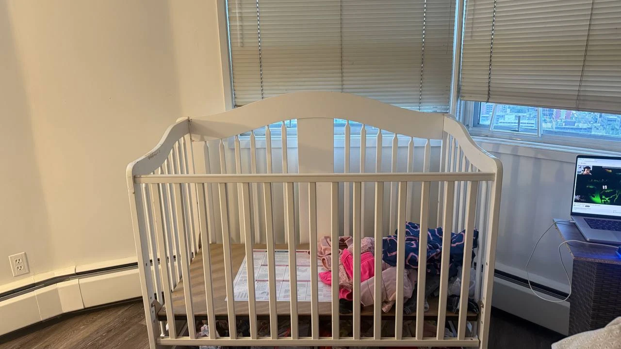 White Crib with Drawer