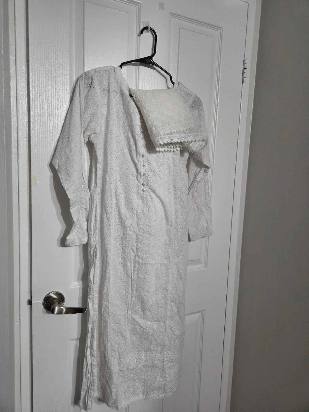 White kurti with gorgeous orna - photo 3