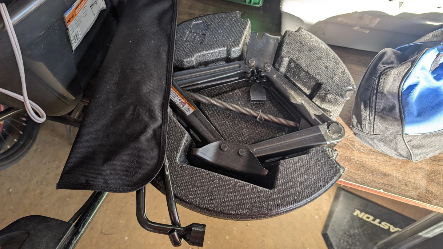 Car Jack and Tool Kit from rav4 le 2023 - photo 2