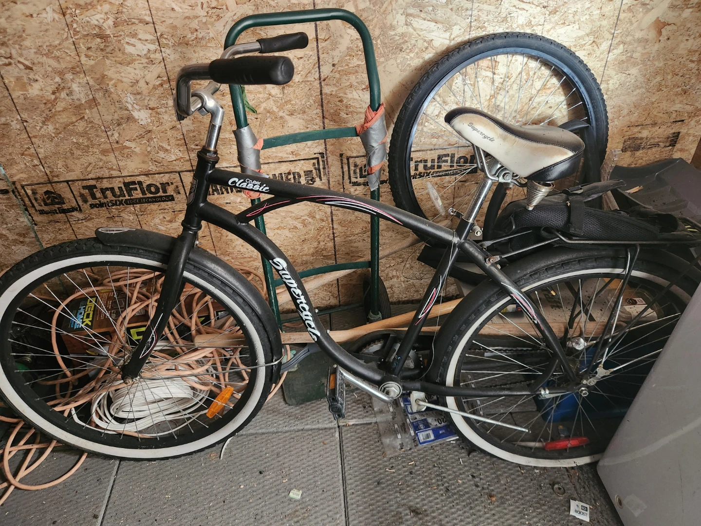 Classic Cruiser Bicycle with Schwinn Seat Bag