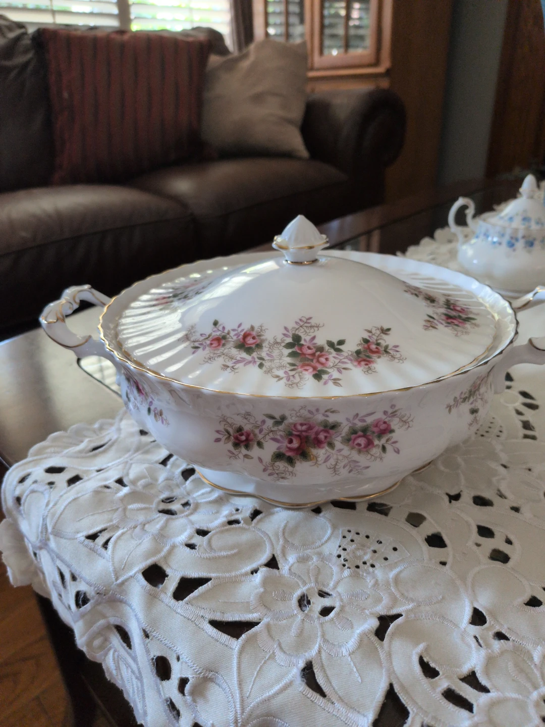 Royal Albert "Old Country Roses" Soup Tureen - photo 3
