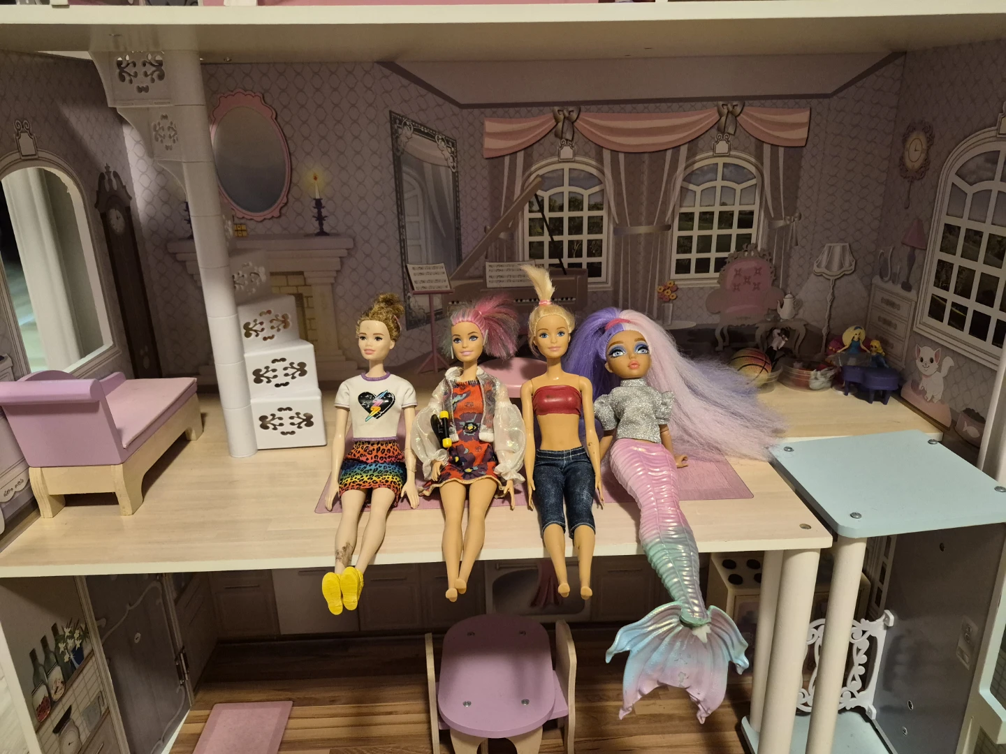 Dollhouse with Four Dolls - photo 3