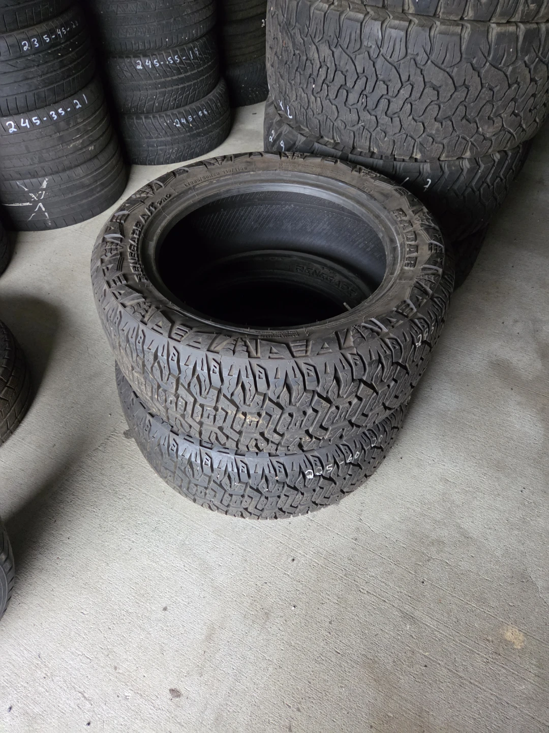 2 tire Radar Renegade A/T P20 LT285/50R20 119/116S