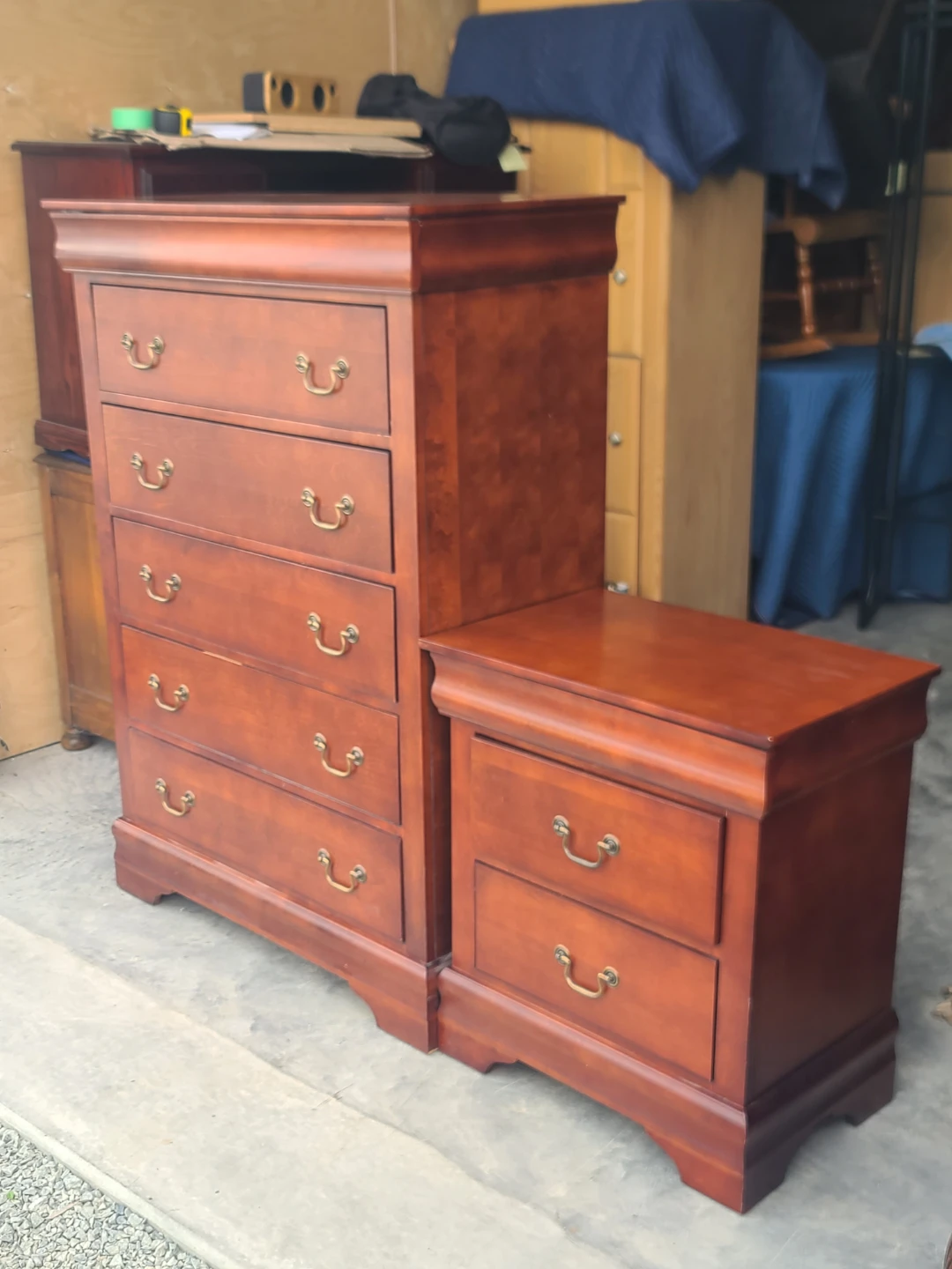 Traditional Cherry Wood Dresser and Nightstand Set