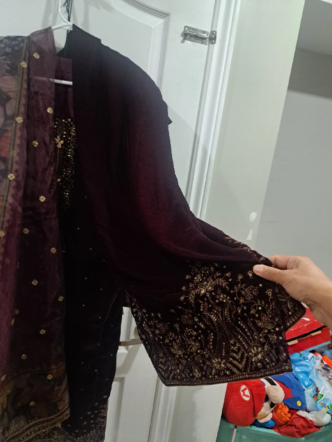 Embroidered Velvet Suit with Dupatta - photo 4