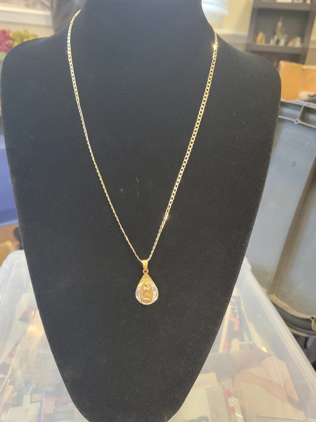 Gold Tone Virgin Mary Pendant Necklace - photo 3