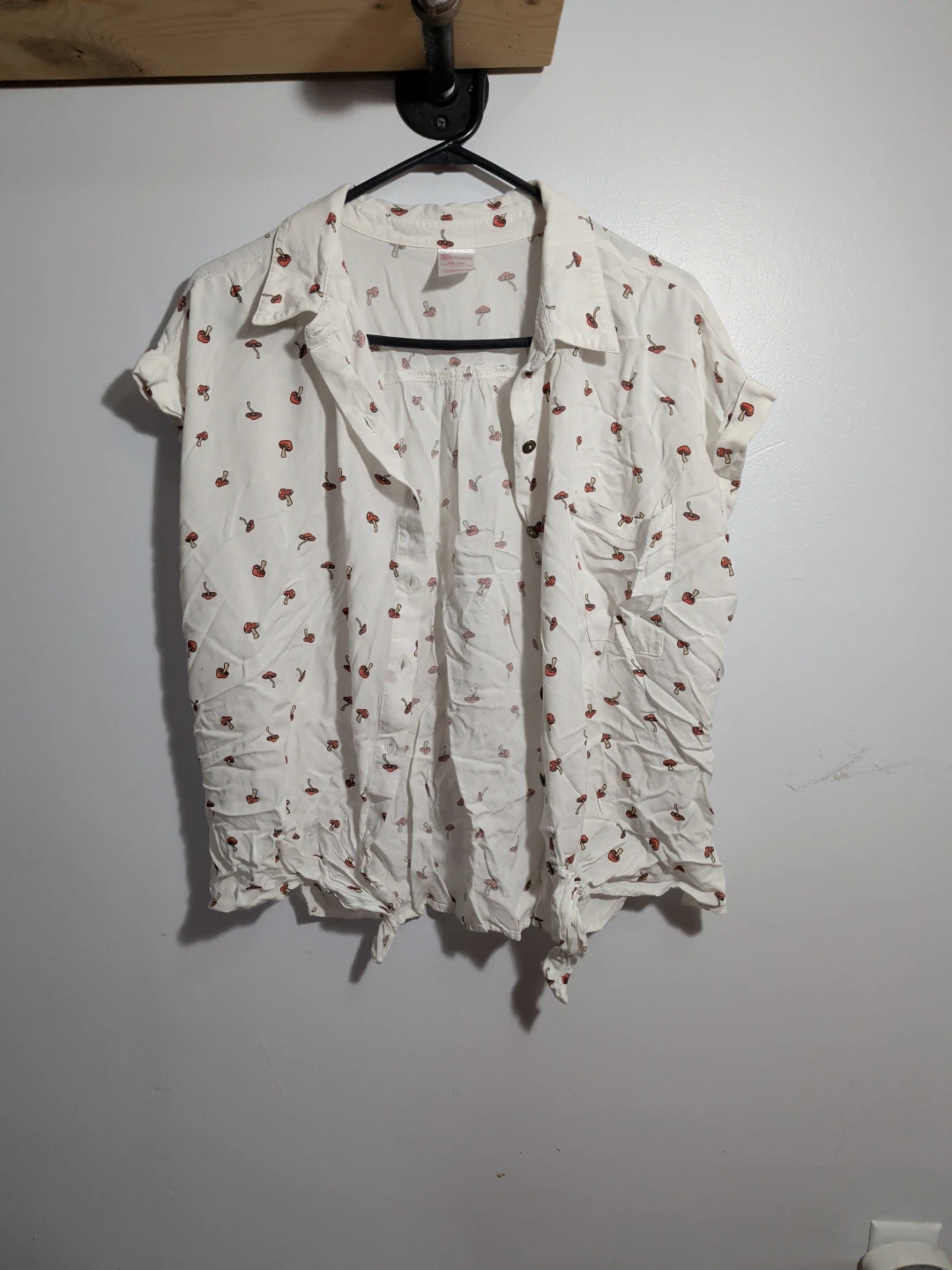 White mushroom print short-sleeve button-up shirt - photo 3