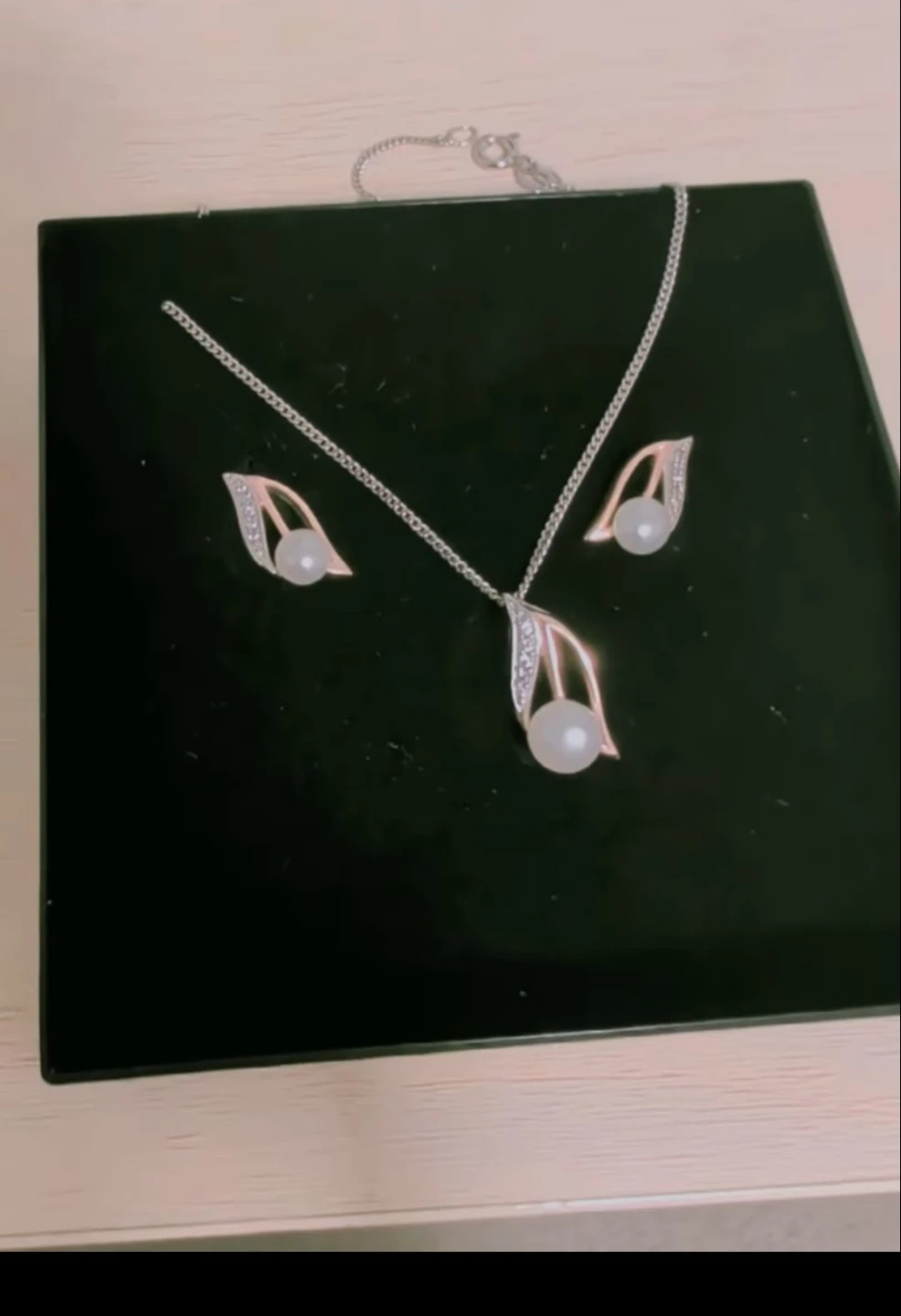 Amor pearl necklace and earrings set