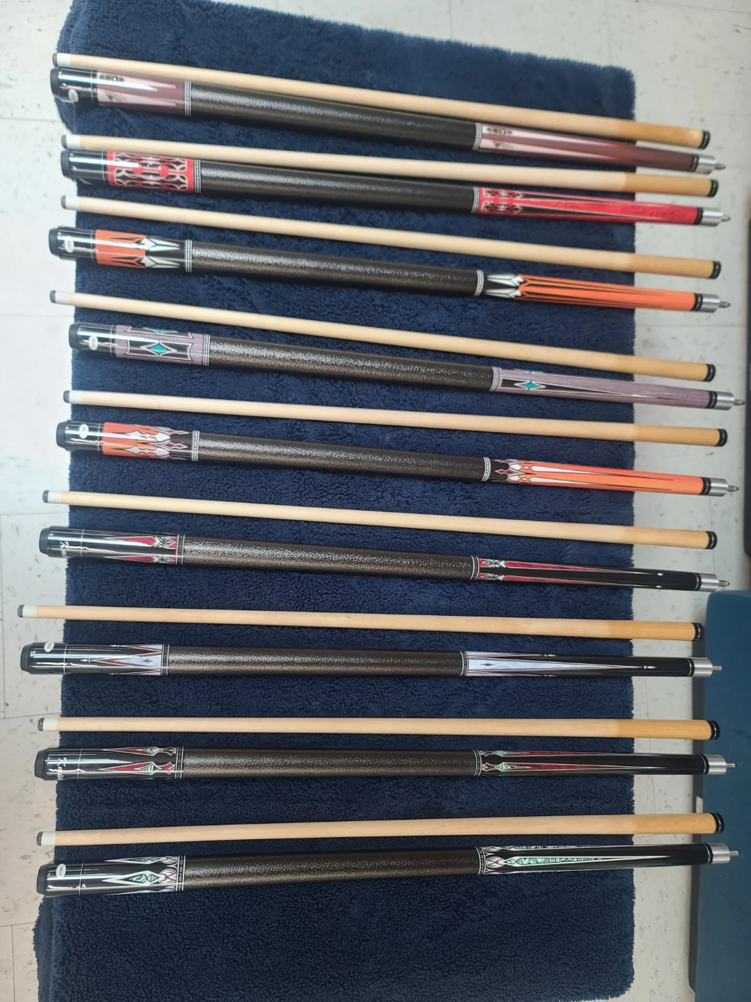Quality Maple pool cues & case - photo 3