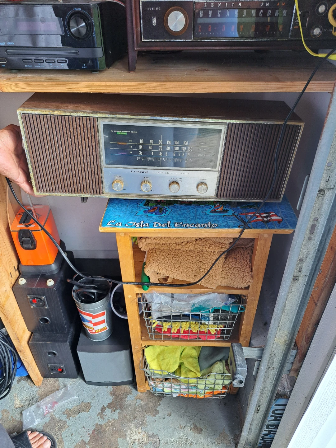 Lloyd's AM/FM Radio