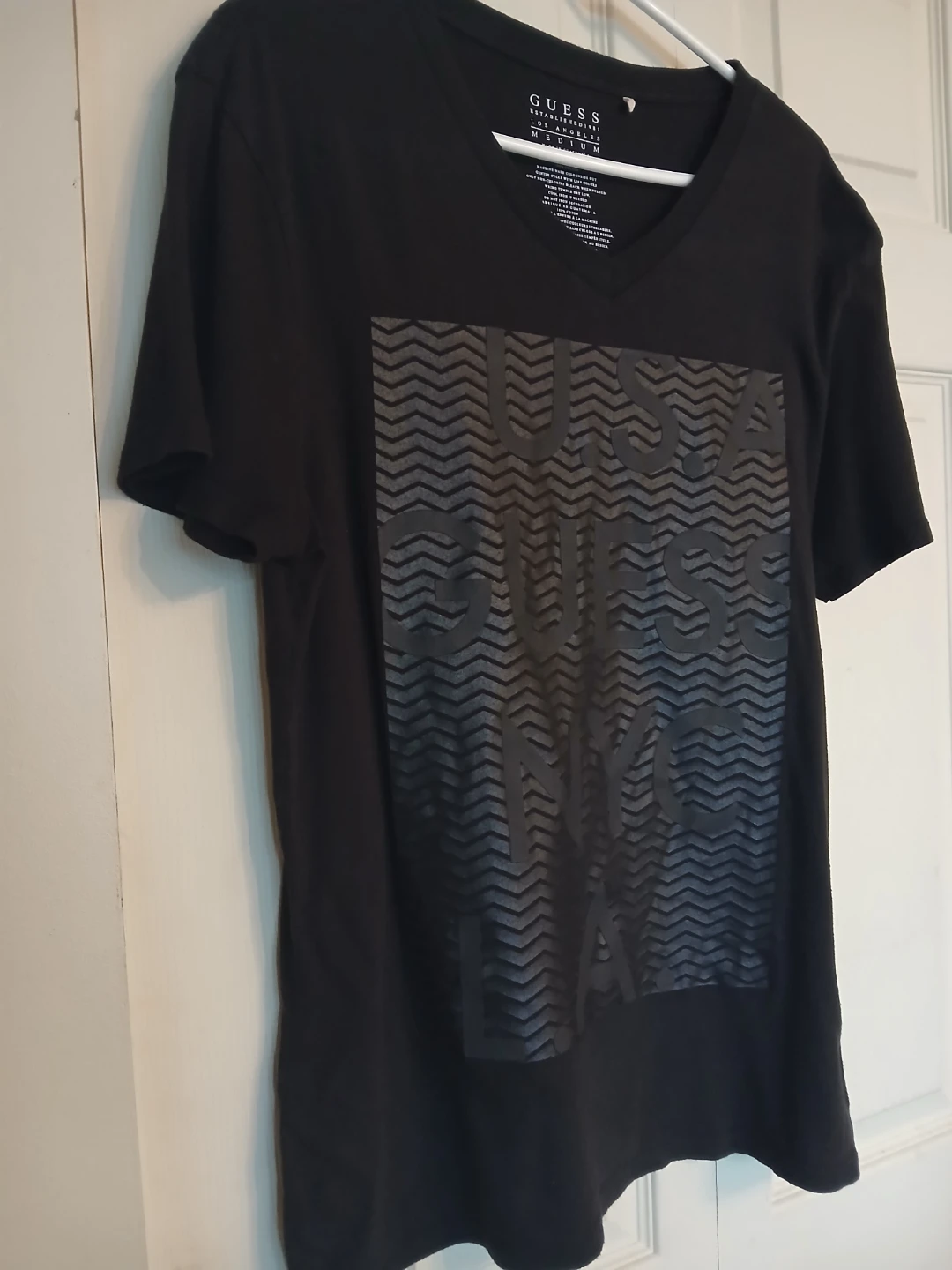 GUESS men's 100% cotton black v neck graphic tee, size M - photo 2