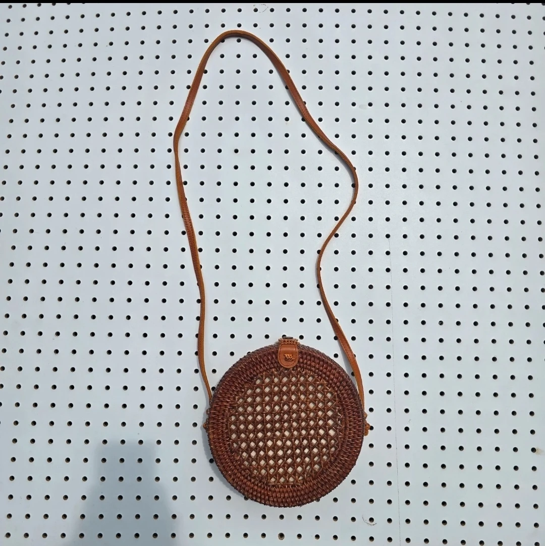 Handwoven Balinese round rattan crossbody bag - photo 3