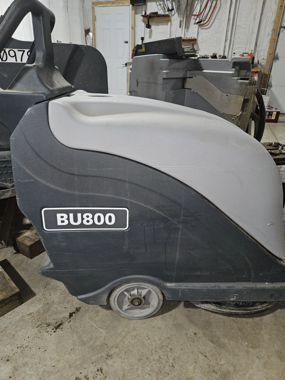 Advance BU800 Floor Scrubber - photo 2