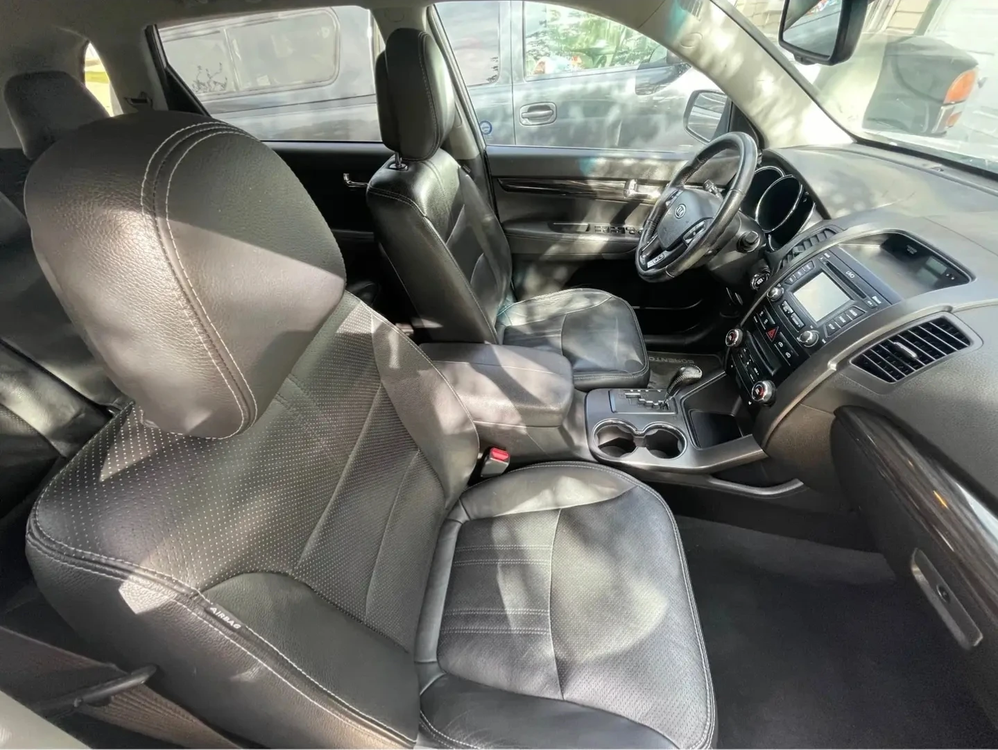 Silver Kia Sorento SUV - photo 4
