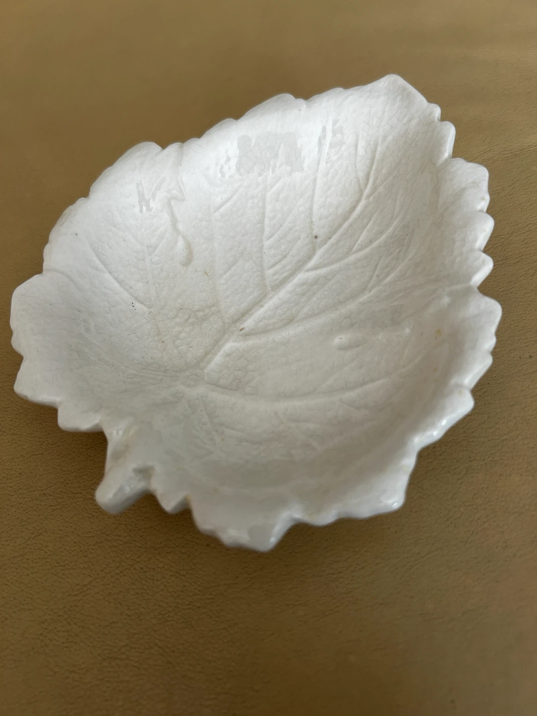 $200USD Rare vintage Wedgwood Leaf Dish - photo 2