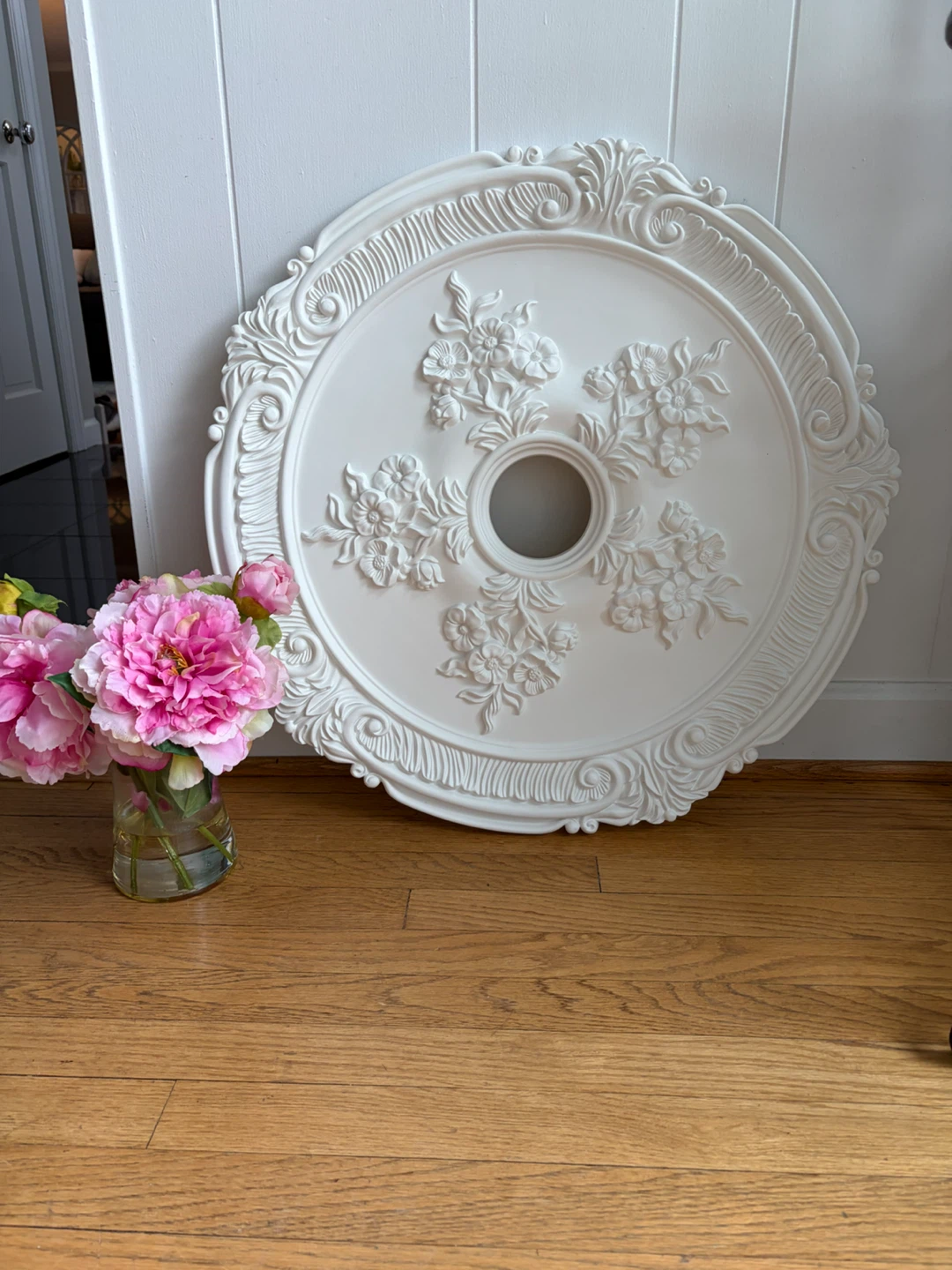LOVELY CEILING MEDALLION