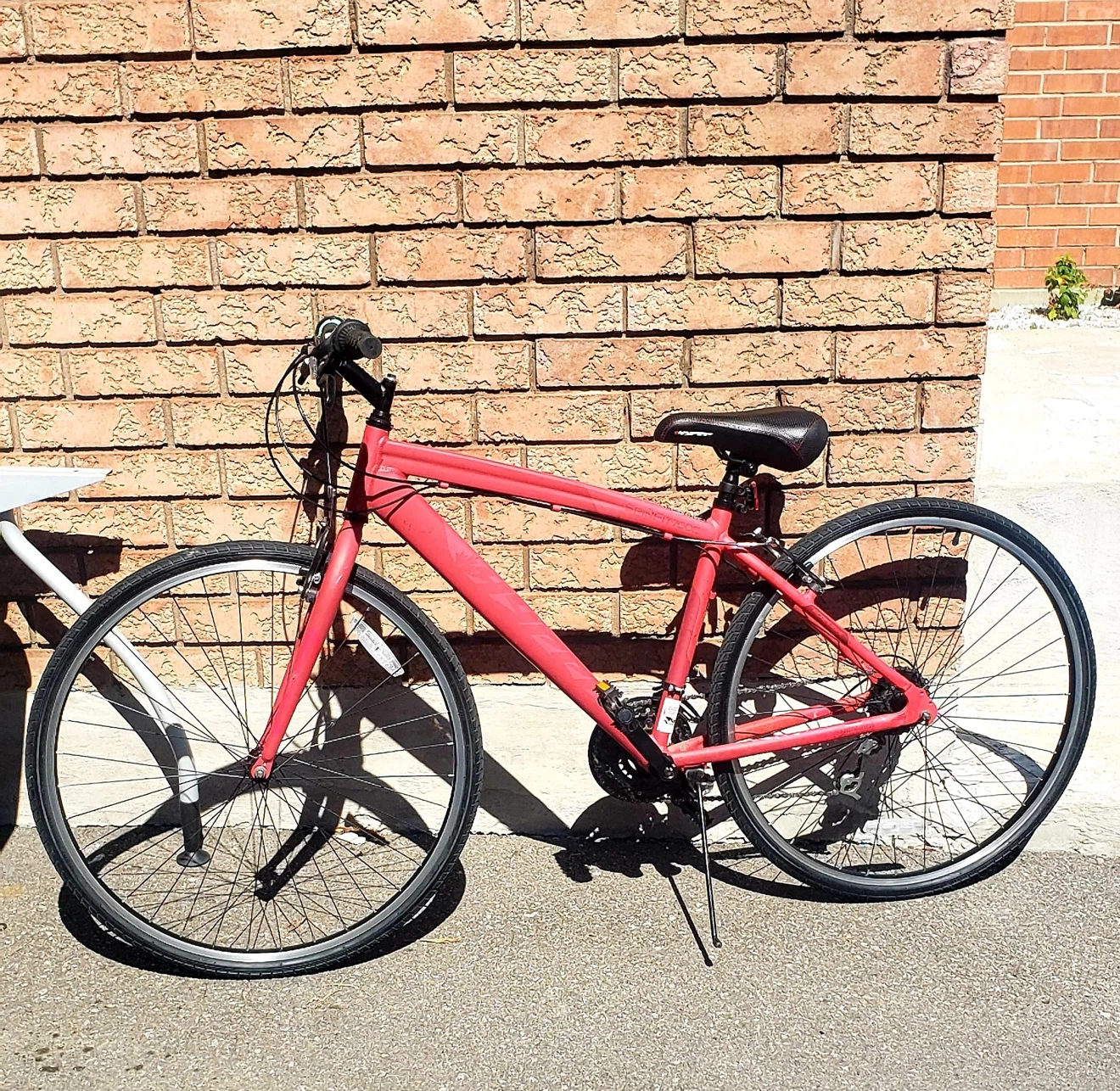 This red 700c Hyper SpinFit Hybrid Bike