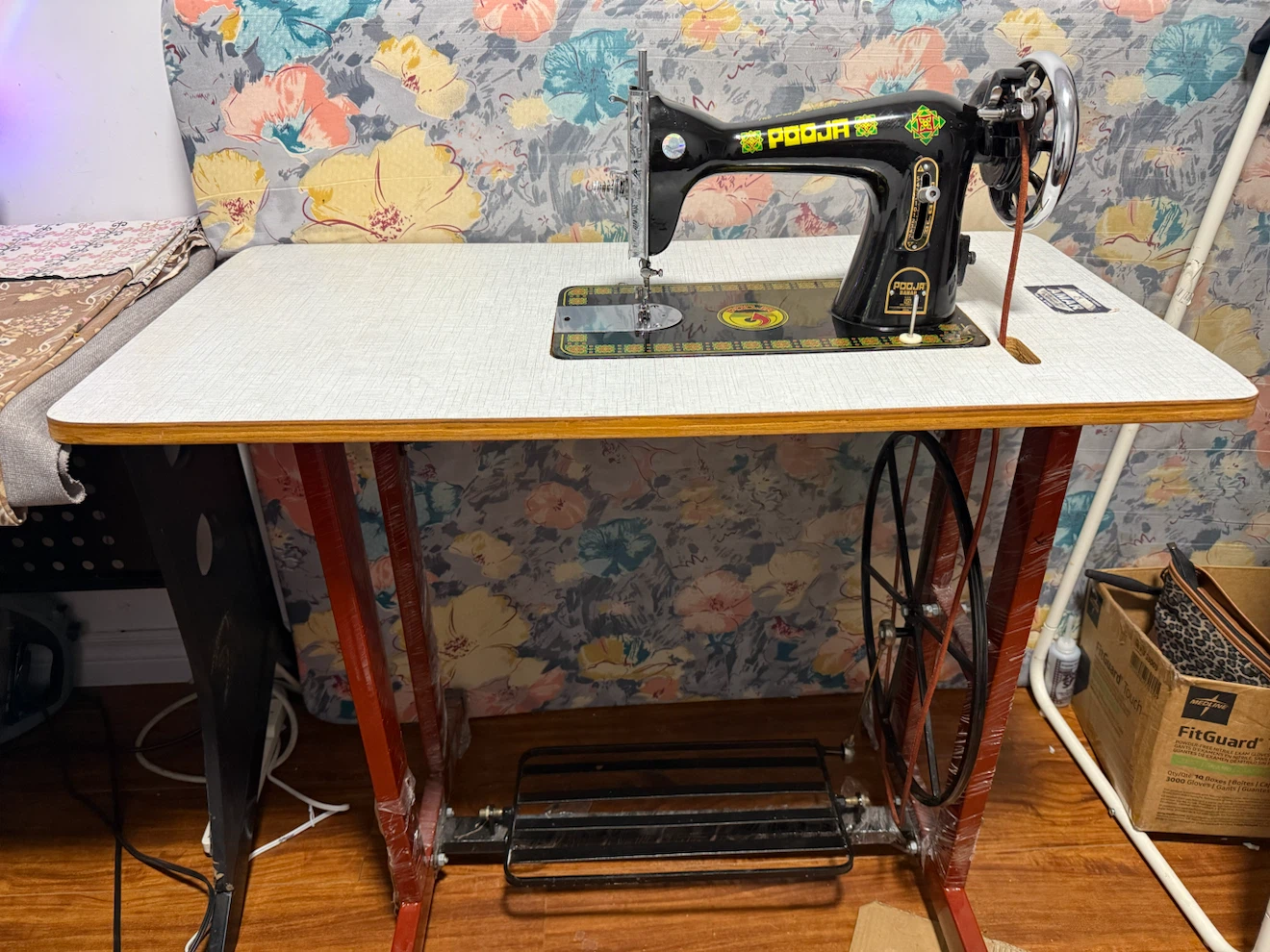 Indian Sewing machine with foot padal - photo 3