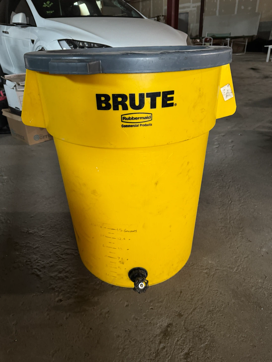 Rubbermaid BRUTE Commercial Water Container with Lid