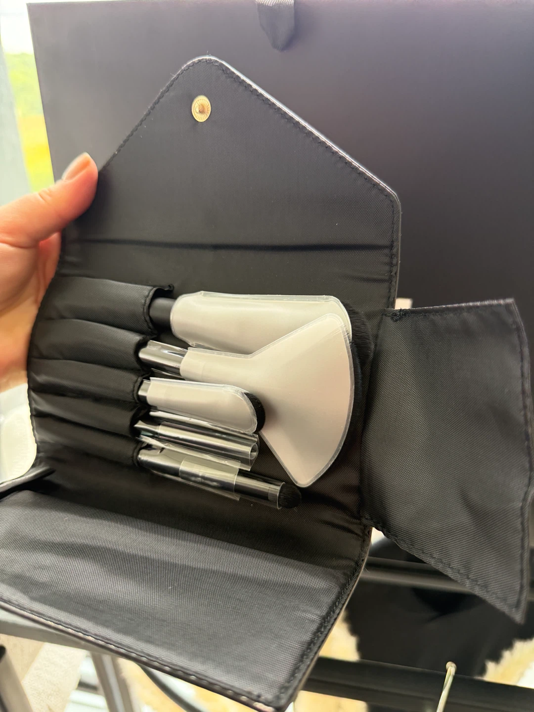 Laura Mercier Makeup Brush Set with Pouch - photo 4