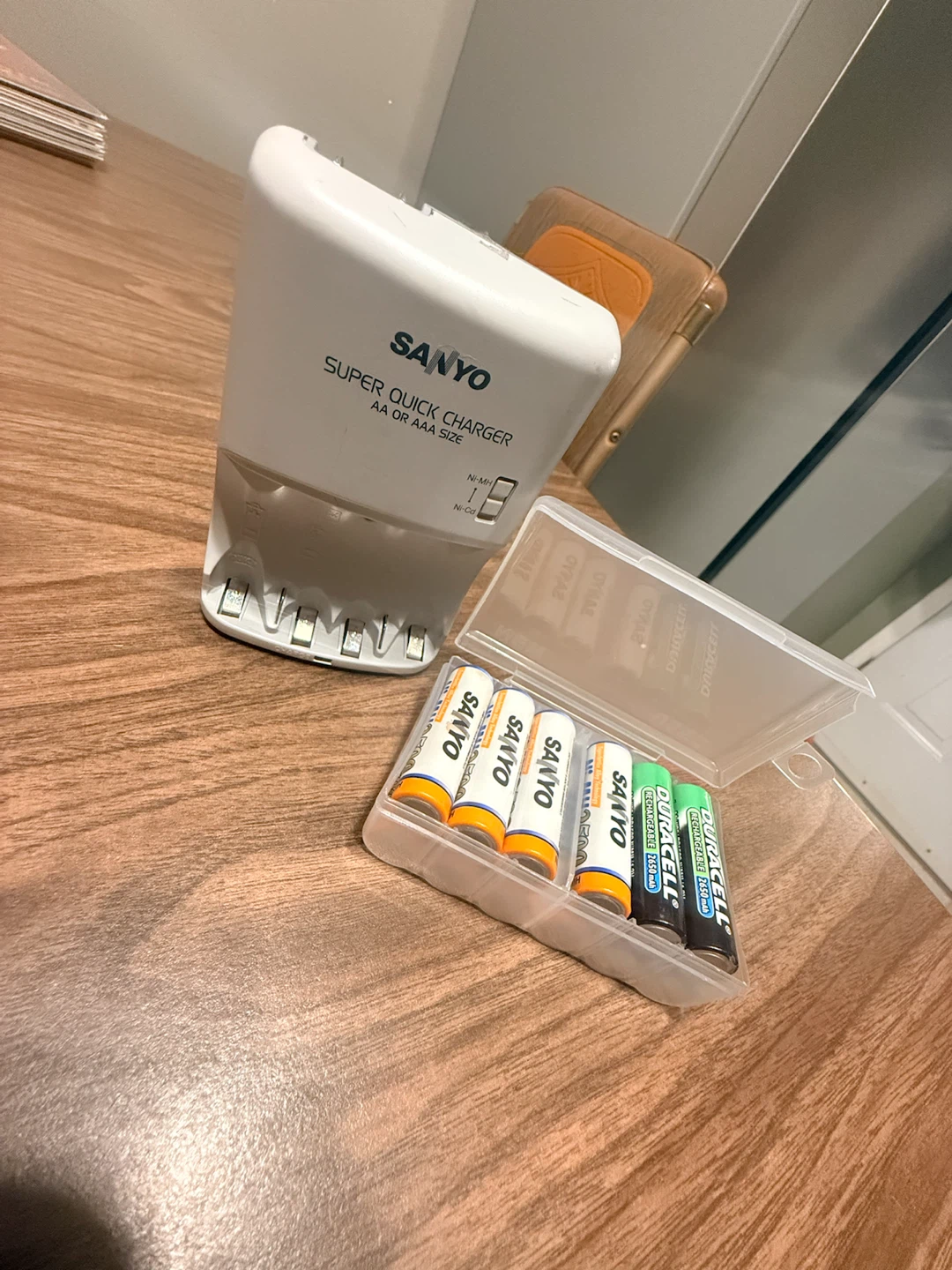 SANYO SUPER QUICK CHARGER + 12 RECHARGEABLE AA BATTERIES - photo 2