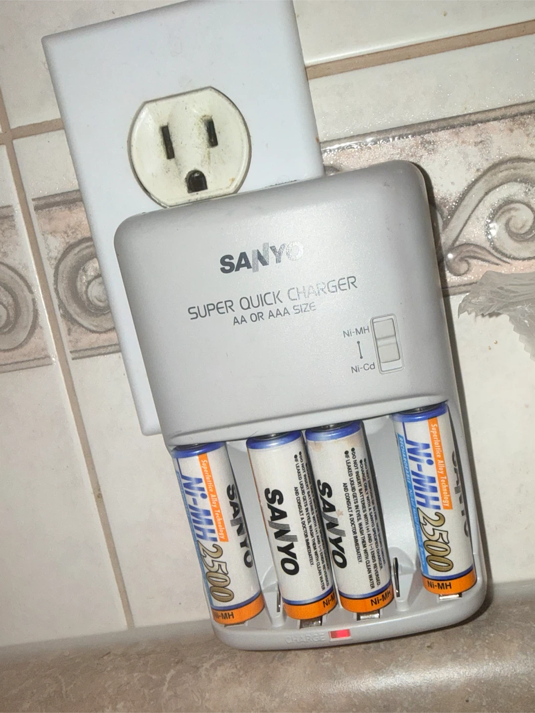 SANYO SUPER QUICK CHARGER + 12 RECHARGEABLE AA BATTERIES - photo 4