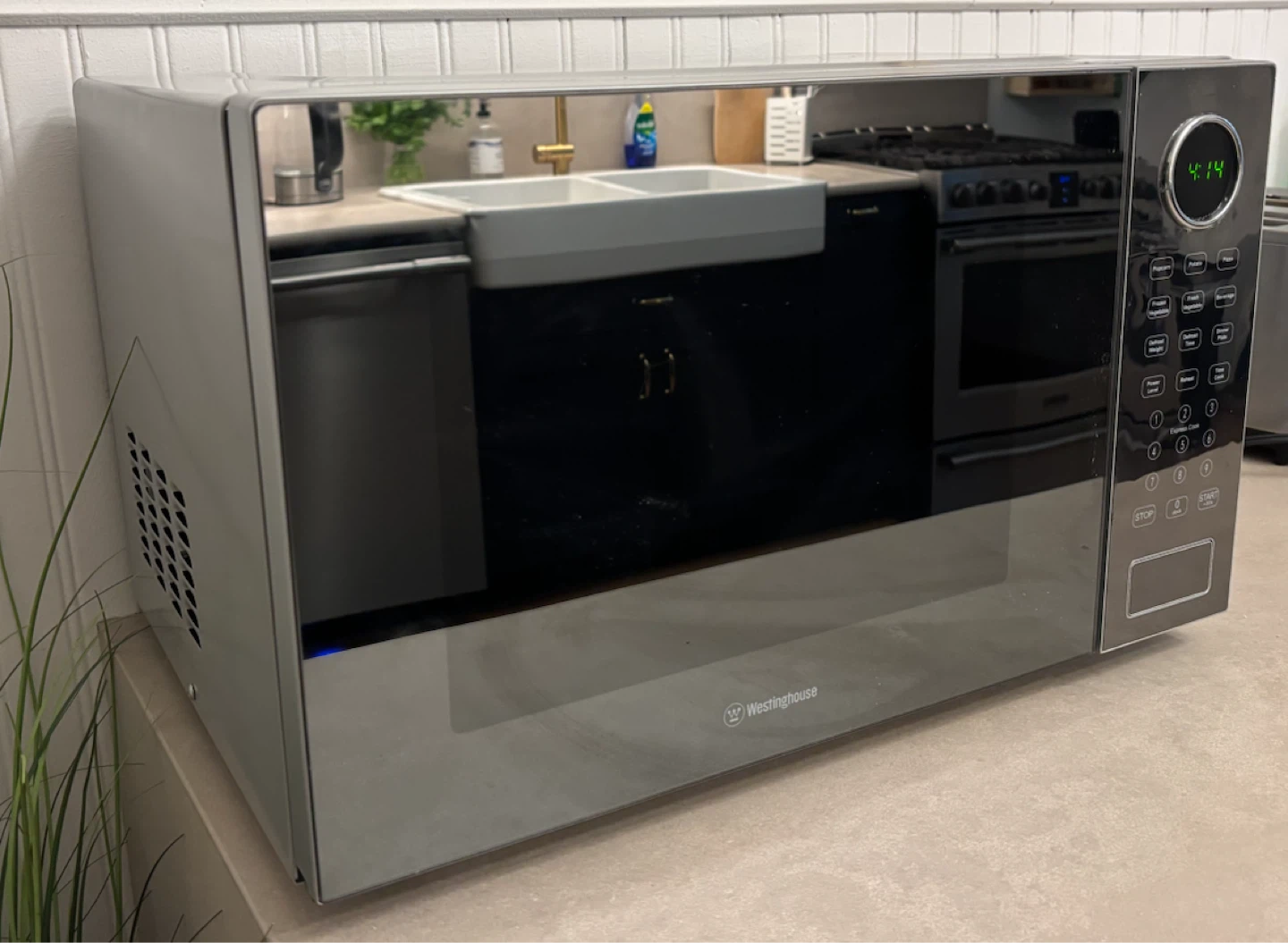 Westinghouse Microwave Oven - photo 2