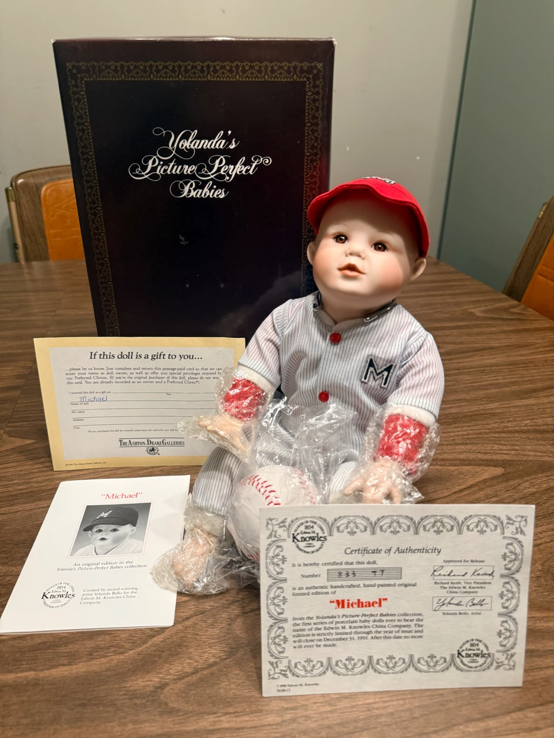 NEW YORK YANKEES PORCELAIN DOLL “BABY MICHAEL” - photo 4