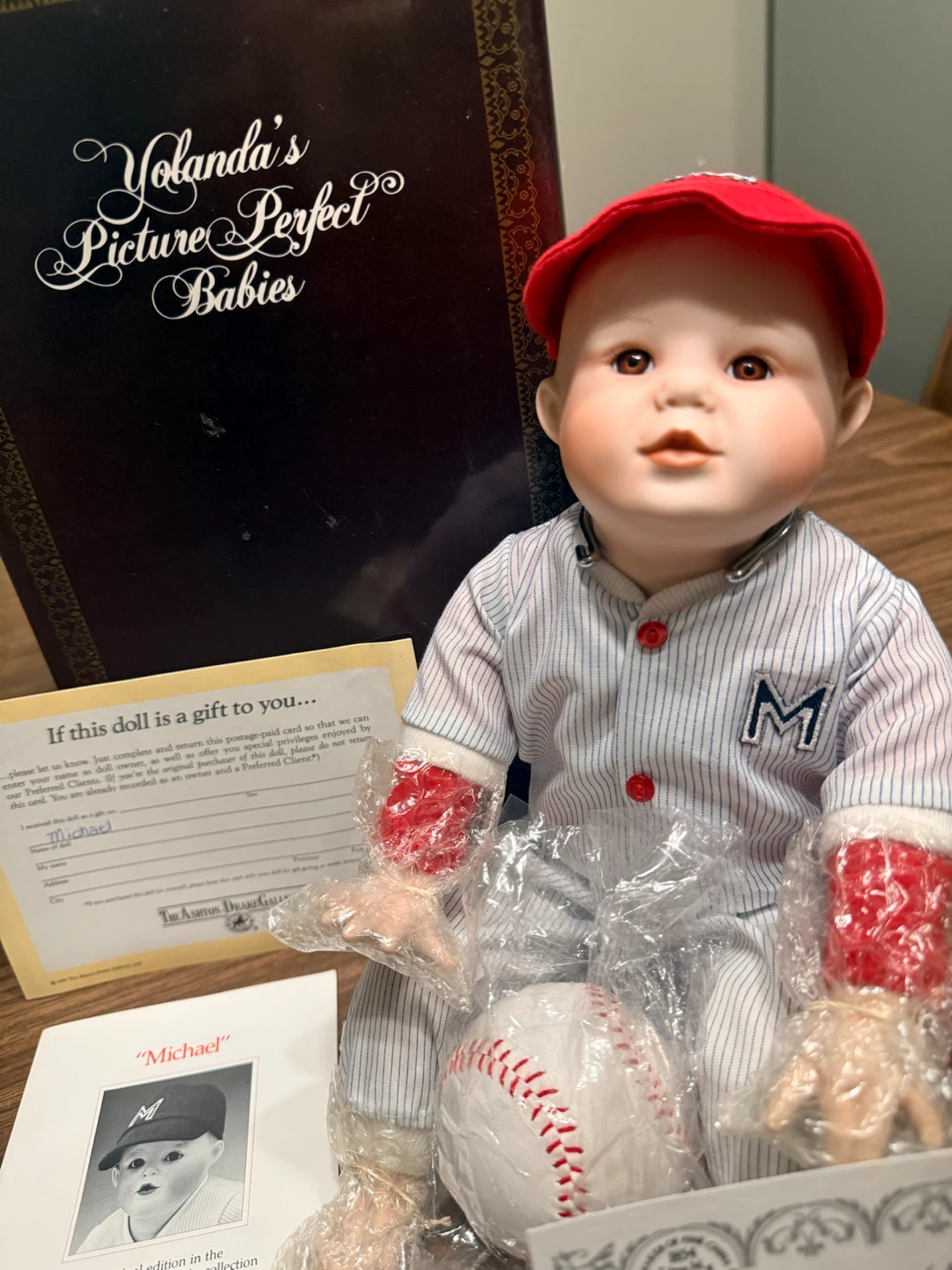NEW YORK YANKEES PORCELAIN DOLL “BABY MICHAEL” - photo 5