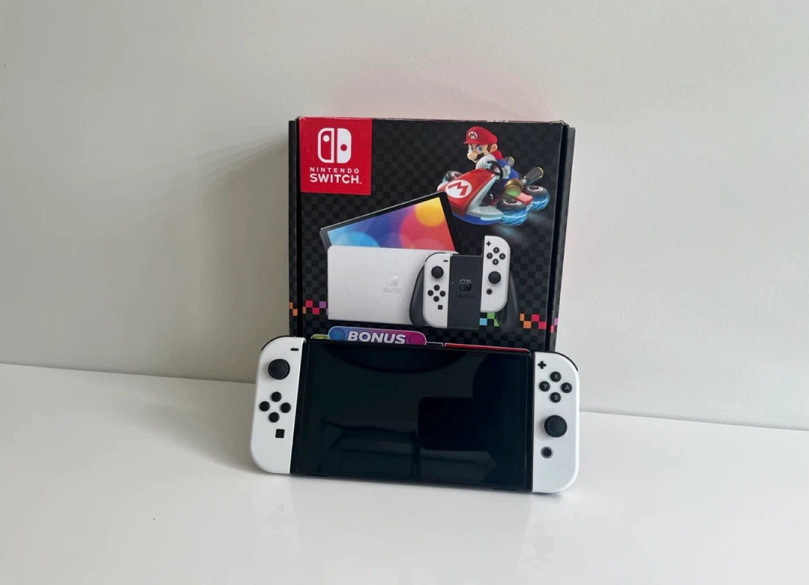 Nintendo Switch Mario Kart 8 Deluxe Bundle