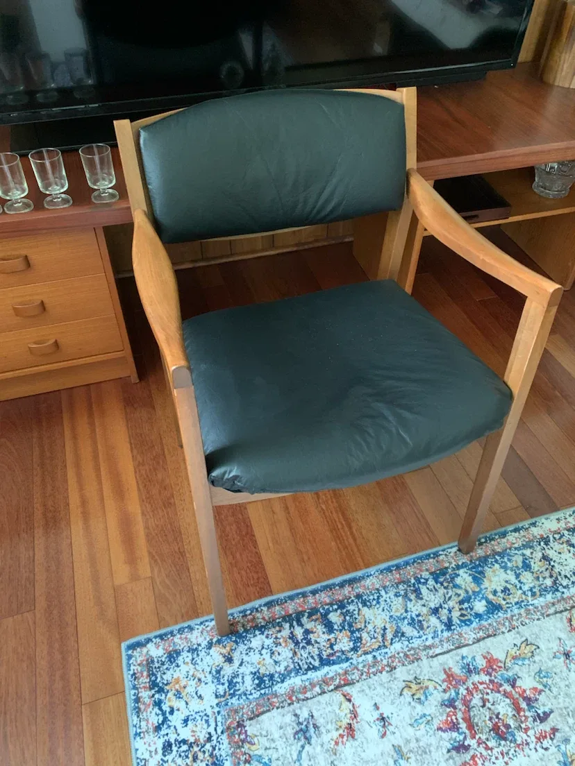 Wooden armchair with black seat - photo 2