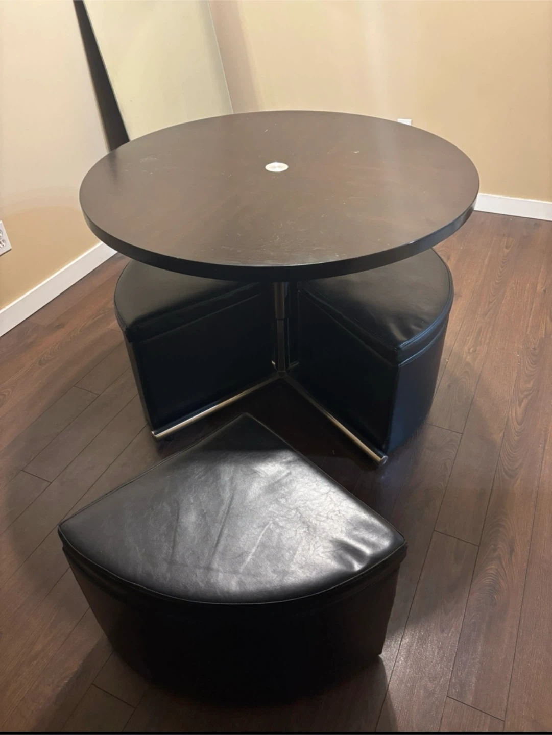 Round table with four ottomans