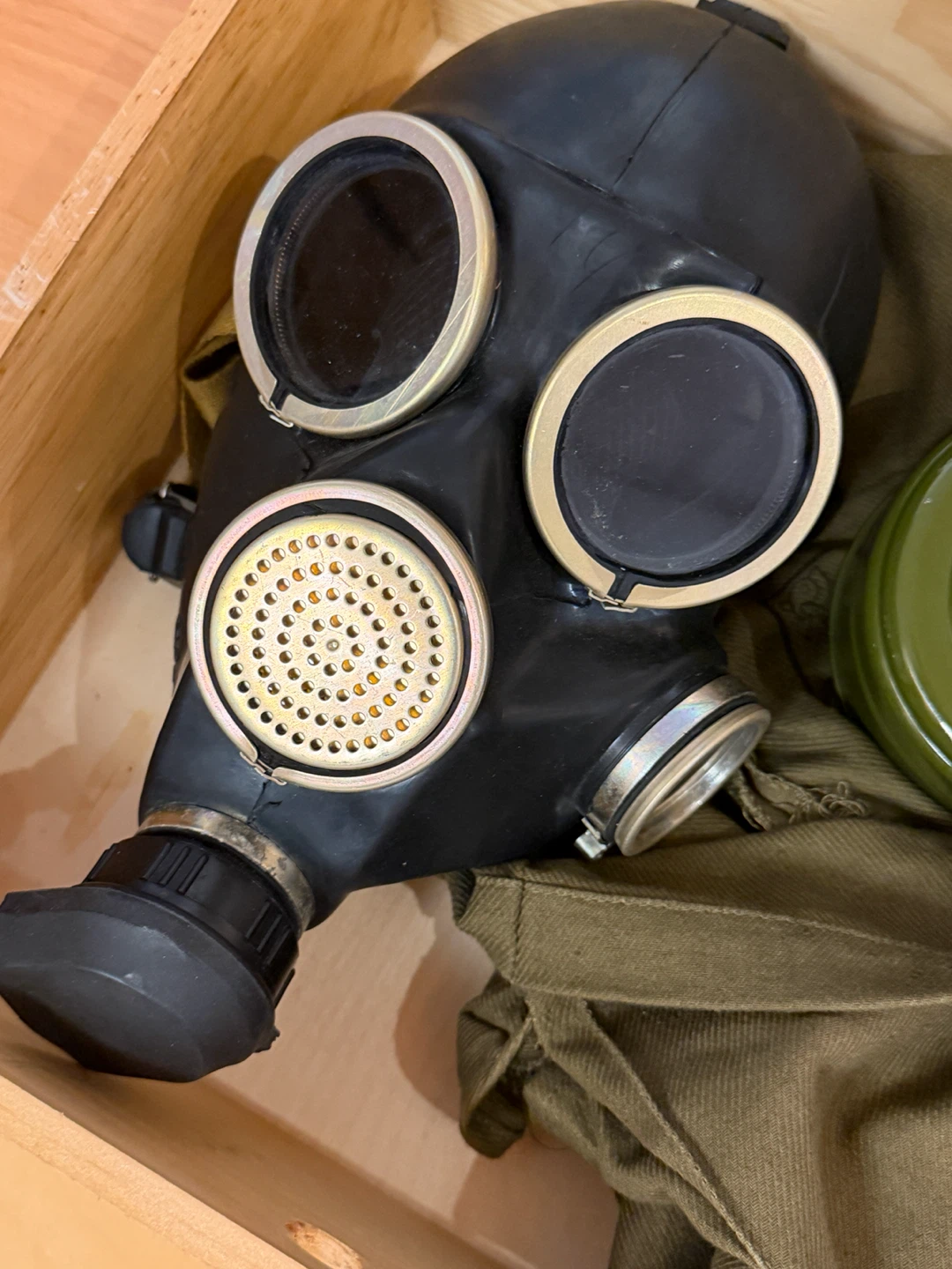 Black Gas Mask with Filter and Bag - photo 2