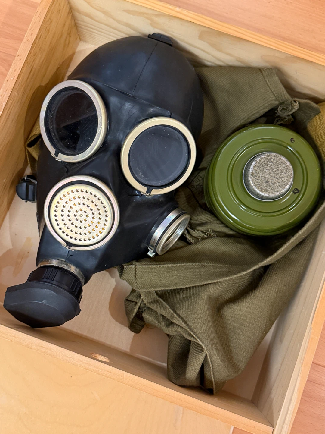Black Gas Mask with Filter and Bag - photo 3