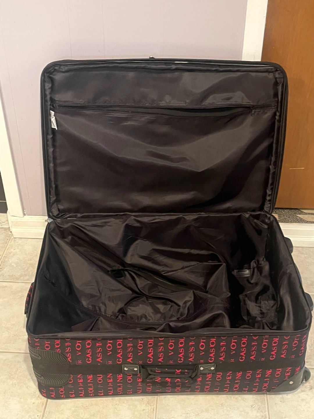 Gasoline black and red patterned rolling suitcase - photo 4