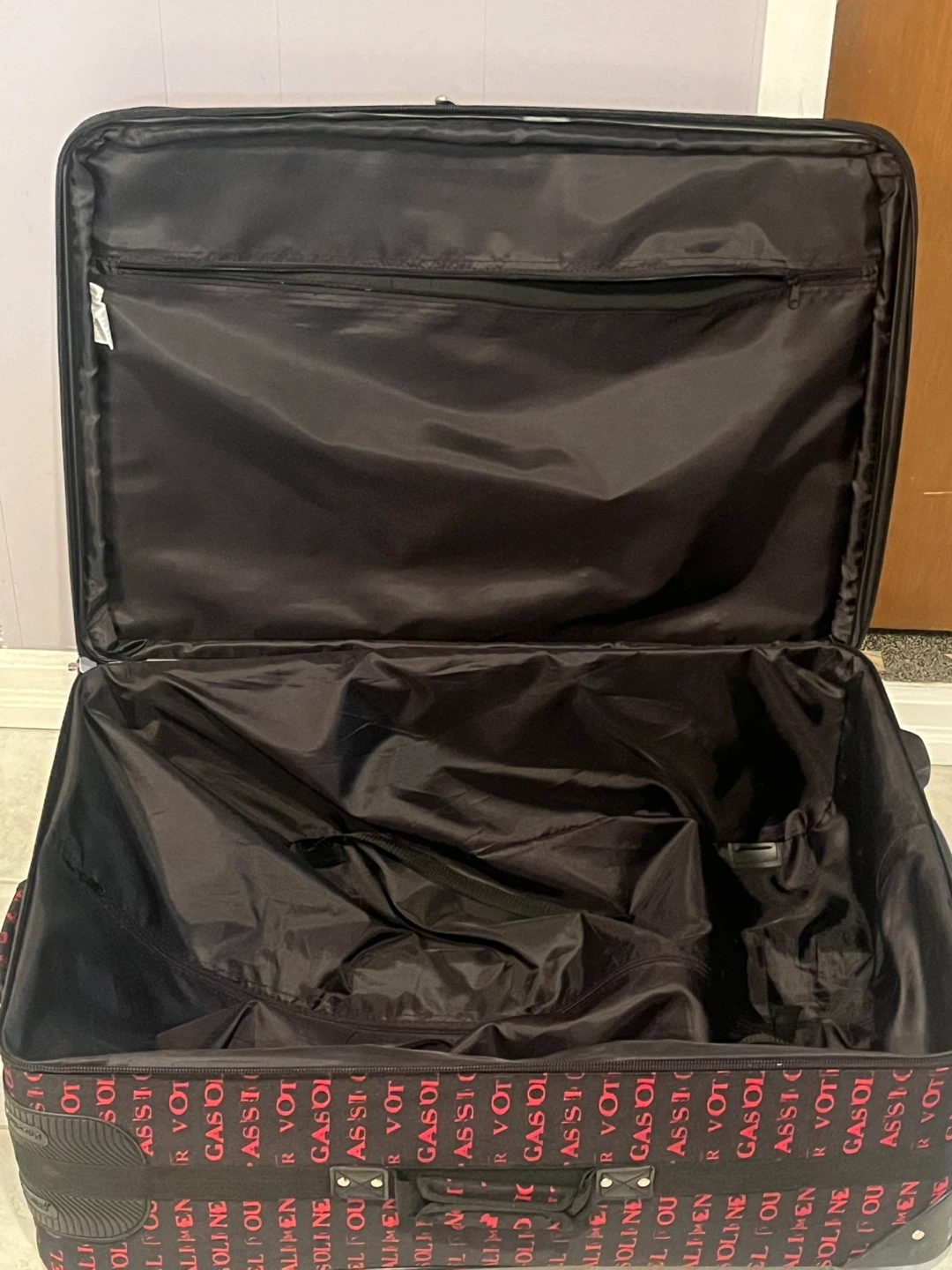 Gasoline black and red patterned rolling suitcase - photo 3