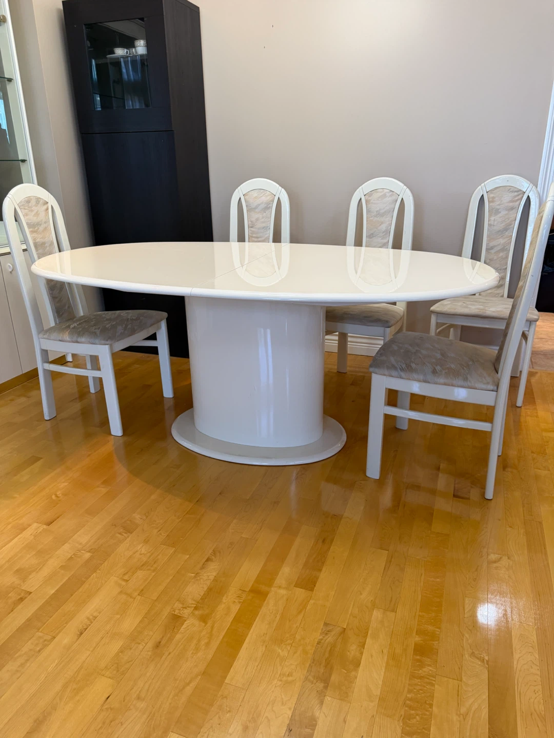 White Oval Pedestal Dining Table with Extension Leaf + 5 Chairs