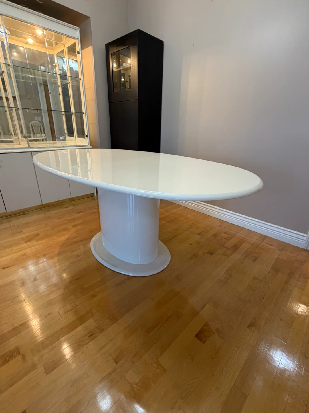 White Oval Pedestal Dining Table with Extension Leaf + 5 Chairs - photo 2