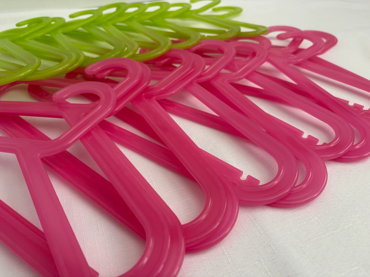 Lot of 20 Kids Plastic Hangers - Green & Pink - photo 2