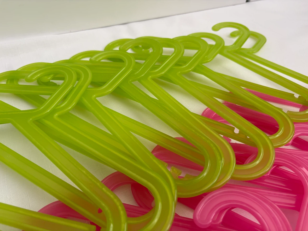 Lot of 20 Kids Plastic Hangers - Green & Pink - photo 3