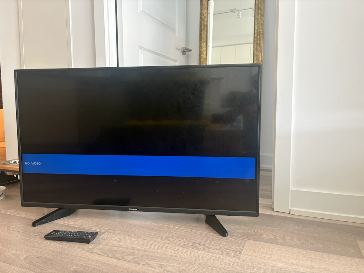 Toshiba 43" LCD TV - photo 2