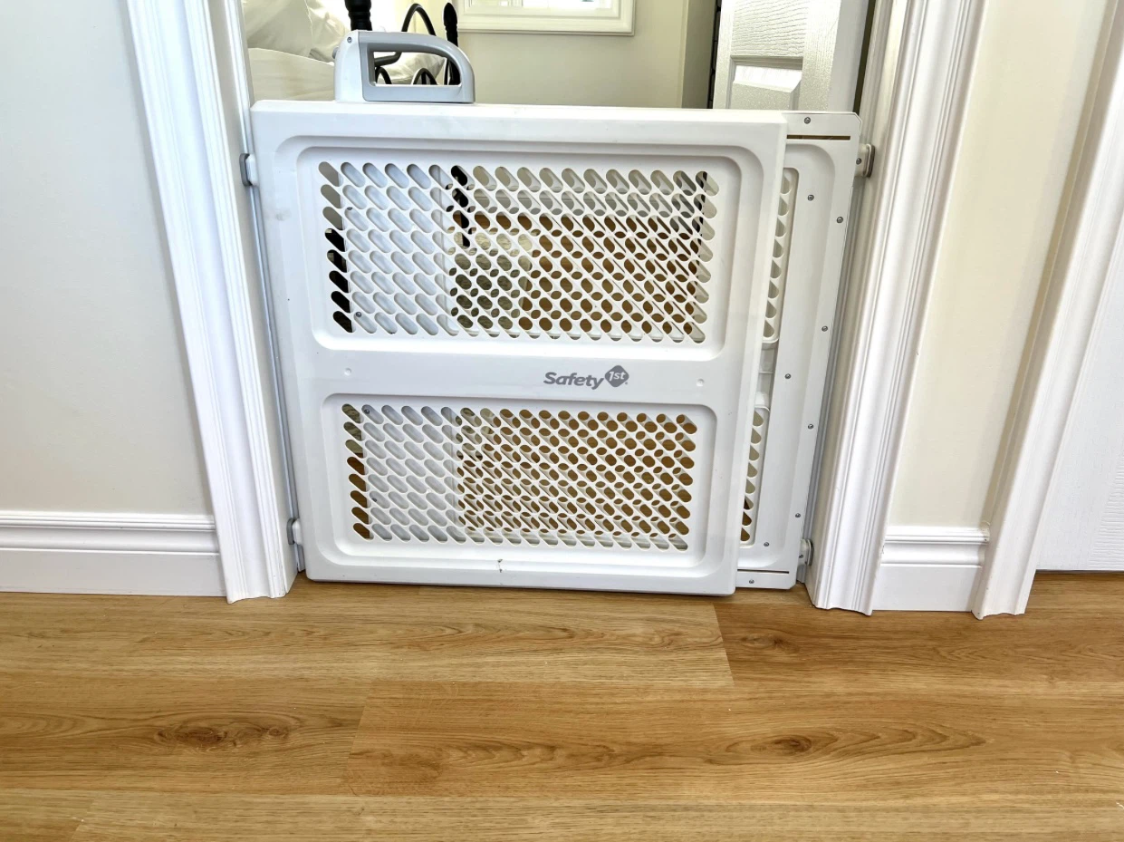 Safety 1st Baby gate (Like new)