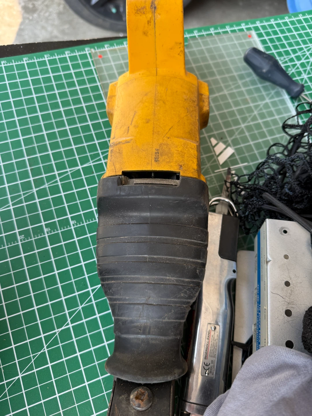 DEWALT RECI SAW FOR PARTS - photo 2